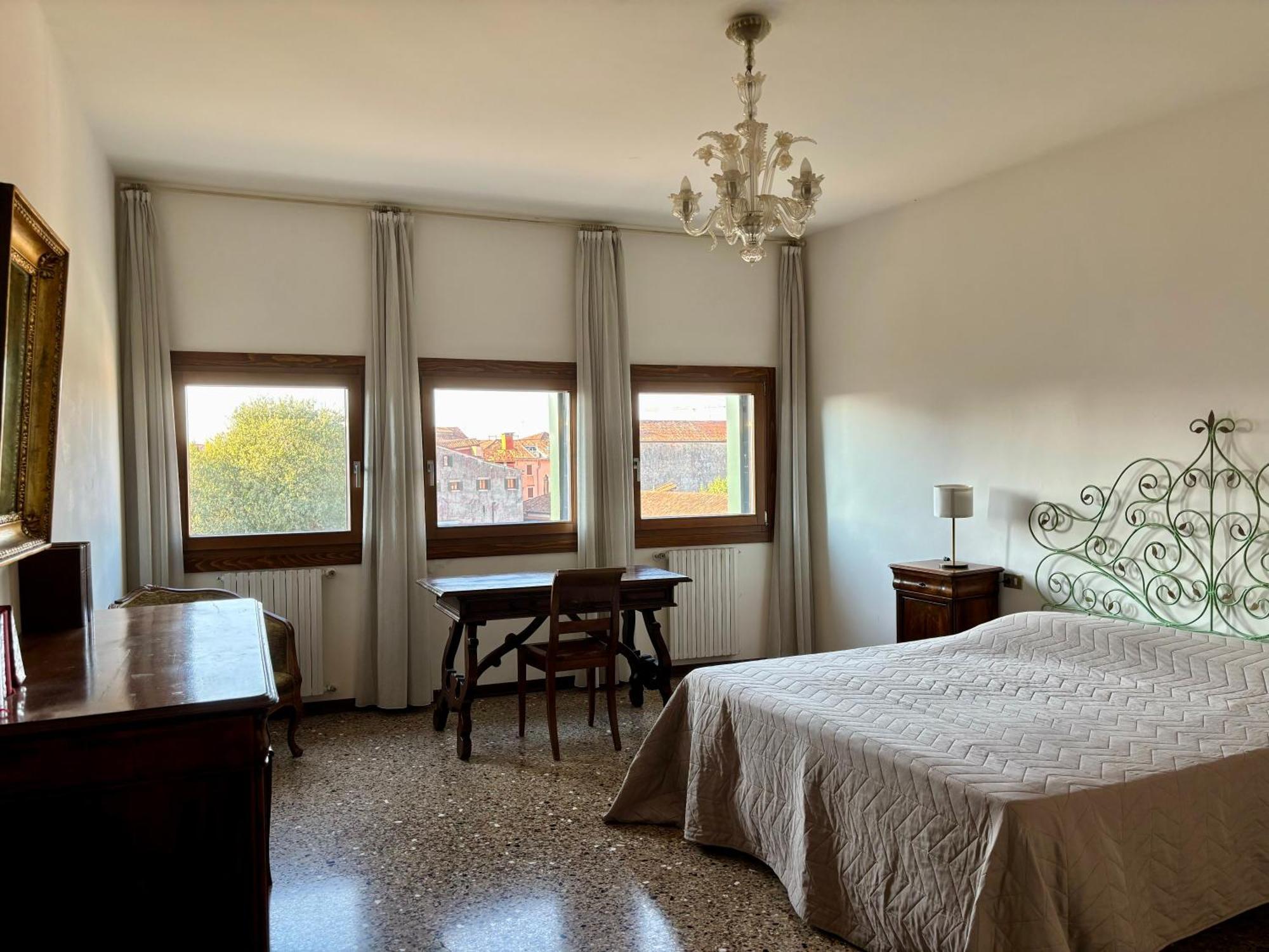 Large And Bright With Canal View Apartment Venedig
