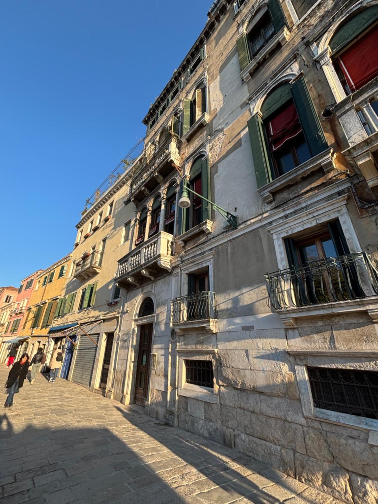 Large And Bright With Canal View Apartment Venedig